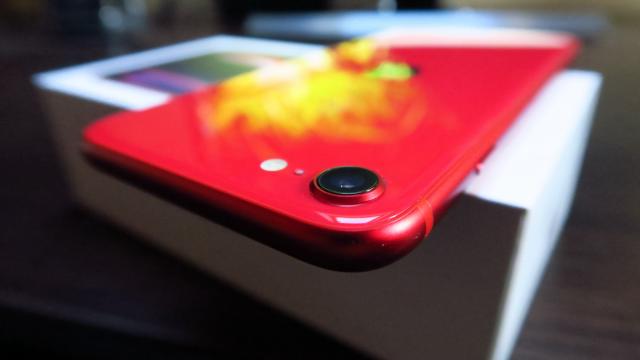 <b>Apple iPhone SE (2020): Camera singulară, prădător alfa în 2020</b>Aşa cum am scris şi la secţiunea Hardware, iPhone SE (2020) are în mare camerele de pe iPhone 8. În spate avem o cameră principală de 12 megapixeli, cu deschidere F/1.8, PDAF şi stabilizare optică. Primim şi bliţ quad LED dual tone, filmare 4K la 60 FPS..