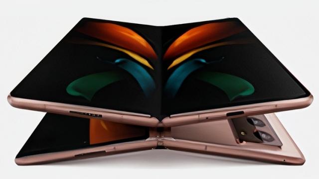 <b>Samsung Galaxy Z Fold 2 apare într-o primă imagine oficială și are un modul foto identic celui de pe Note 20, ecran extern mai mare</b>La o zi distanță de la confirmarea veștii că smartphone-ul Samsung Galaxy Z Fold 2 se va lansa pe data de 5 august iată că avem ocazia să vedem noul pliabil într-o primă imagine oficială. De această dată trebuie