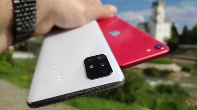 <b>Samsung Galaxy A71 versus iPhone SE 2020: David şi Goliat pe scena high-midrange</b>Pentru că am observat că v-a plăcut mult comparaţia între LG Velvet şi Samsung Galaxy S10+, am zis să punem la cale una şi în zona midrange. Evocăm un duel vechi de un deceniu, un El Classico în zona 