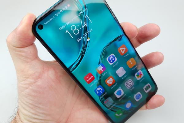 Huawei P40 Lite: Display-ul a depăşit complexul Lite