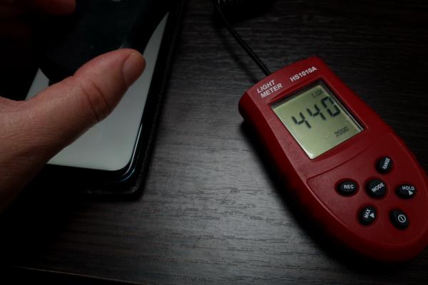 Luminozitate display Huawei P40 Lite și ecranul văzut la microscop