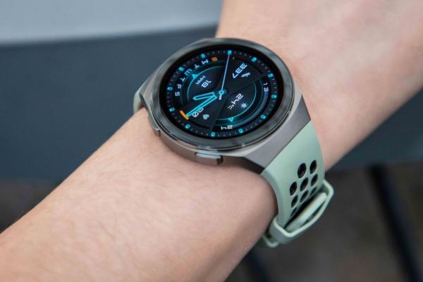 Huawei Watch GT 2e ajunge în România cu bonusuri speciale: cântar inteligent şi preţ atractiv