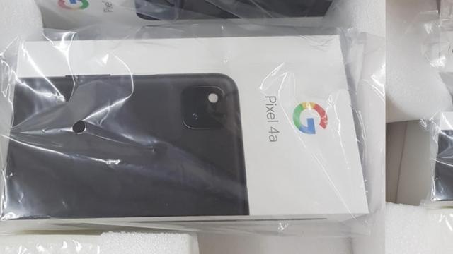 <b>Cutia lui Google Pixel 4a a fost fotografiată, iar noul telefon va fi lansat foarte curând</b>A trecut ceva vreme de când nu am mai auzit nimic de Google Pixel 4a, iar telefonul midrange se iveşte azi din nou în feed-ul de ştiri, printr-o scăpare de ambalaj. Cutia sa a fost fotografiată, iar debutul ar urma să aibă loc în următoarele zile
