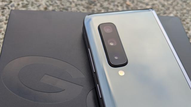 <b>Samsung este pe cale să dea startul producției de componente pentru Galaxy Fold 2, urmând ca asamblarea să înceapă la scurt timp după</b>După câteva concepte și zvonuri referitoare la un preț de debut mai mic, iată că astăzi apar și informații ceva mai interesante despre noul pliabil Samsung Galaxy Fold 2 pe care l-am putea vedea lansat oficial în această vară