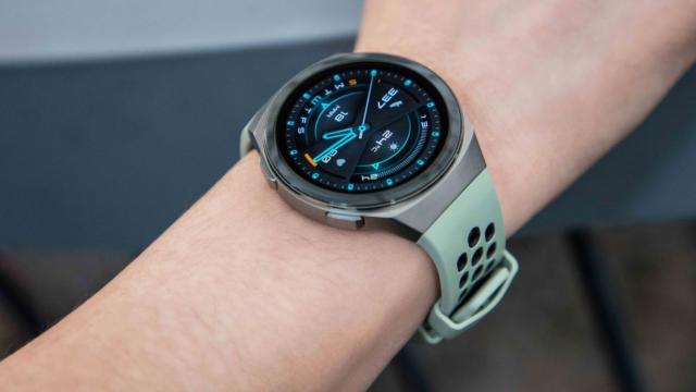 <b>Huawei Watch GT 2e ajunge în România cu bonusuri speciale: cântar inteligent şi preţ atractiv</b>Cel mai nou ceas inteligent de la Huawei, Watch GT 2e a fost anunţat astăzi pentru piaţa din România, cu o ofertă specială. Produsul costă 799 lei şi în perioada 20 aprilie - 19 mai clienţii care cumpără purtabilul vor primi gratuit un Smart Scale
