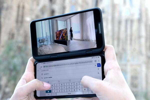 MWC 2018: LG V50 ThinQ 5G debutează - telefon cu 5G, husă cu ecran extra, cameră triplă
