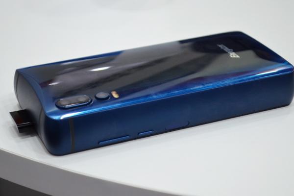 MWC 2019: Energizer prezintă telefonul Power Max P18K Pop, o veritabilă "cărămidă" cu baterie de 18.000 mAh, cameră pop up