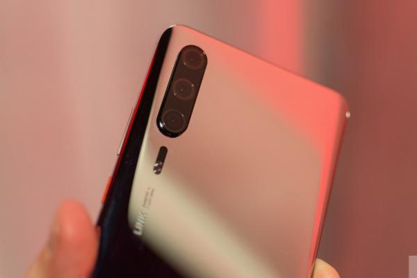 Huawei P30 Pro apare în primele fotografii hands-on, cu o nuanţă interesantă și doar 3 camere