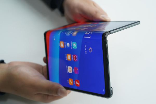 MWC 2019: Oppo prezintă propriul telefon pliabil, clonă de Huawei Mate X