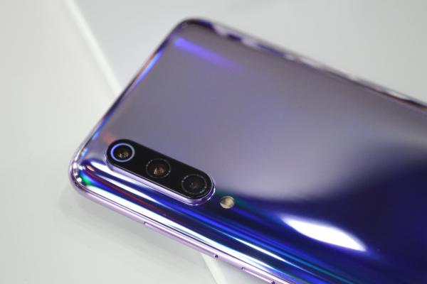 MWC 2019: Xiaomi Mi 9 prezentare hands-on: cu mâna pe cel mai glossy telefon de la MWC probabil (Video)