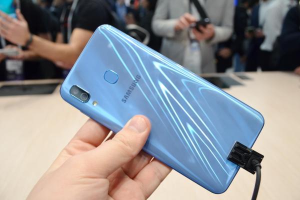 MWC 2019: Samsung Galaxy A30 Prezentare hands-on - telefon midrange cu procesor de Galaxy A8 (2018)