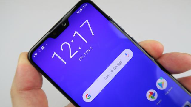 <b>ASUS ZenFone Max Pro (M2): OS, UI, aplicaţii curate şi aerisite pe bază de Android Oreo stock</b>ASUS ZenFone Max Pro (M2) rulează un Android 8.1 Oreo curat şi aerisit, stock, dar trebuie subliniat ceva: nu face parte din iniţiativa Android One totuşi. E bine totuşi că măcar nu e încărcat cu extra opţiuni sau bloatware. ASUS a făcut modificări la..