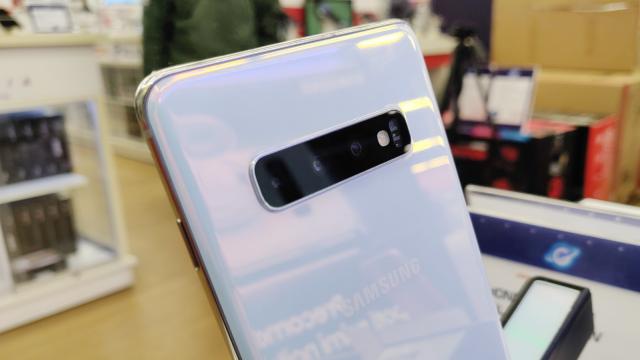 <b>Samsung Galaxy S10+ testat de DxOMark: primeşte 109 puncte, egal cu Huawei Mate 20 Pro, dar cel mai bun la selfie</b>Samsung Galaxy S10+ a ajuns la cei de la DxOMark pentru teste chiar înainte de prezentarea oficială şi acum aflăm în sfârşit cum stă la capitolul cameră. Francezii l-au trecut prin testele obişnuite, care i-au condus la un scor total de 109 puncte..