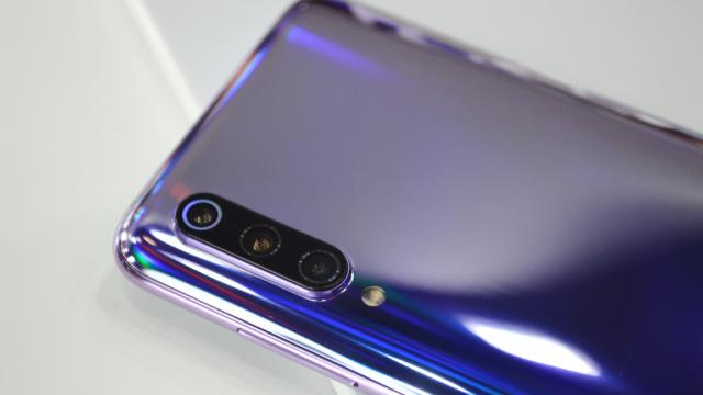 <b>MWC 2019: Xiaomi Mi 9 prezentare hands-on: cu mâna pe cel mai glossy telefon de la MWC probabil (Video)</b>Xiaomi Mi 9 este primul flagship cu procesor Snapdragon 855 care ajunge în mâna cumpărătorilor. Am înţeles că unii norocoşi îşi primesc livrările în această săptămână. Terminalul era anunţat pe 20 februarie şi evident a fost expus la standul Xiaomi de la 