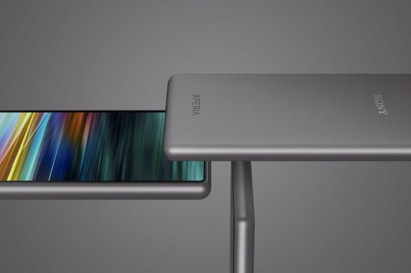 Sony Xperia 10, fotografii oficiale: Xperia_10_Unibody_silver_trim.jpg