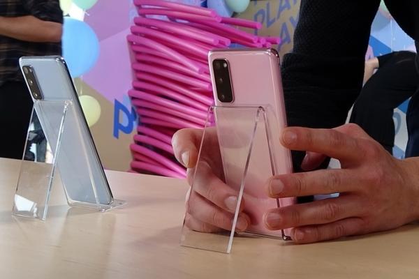 Samsung Galaxy S20 Hands-On Review: cel mai mic telefon cu ecran de 120 Hz, cu cel mai performant procesor din 2020