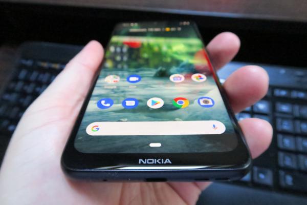 Nokia 7.2: Design atractiv prin sticla mată, dar avem un corp uşor alunecos
