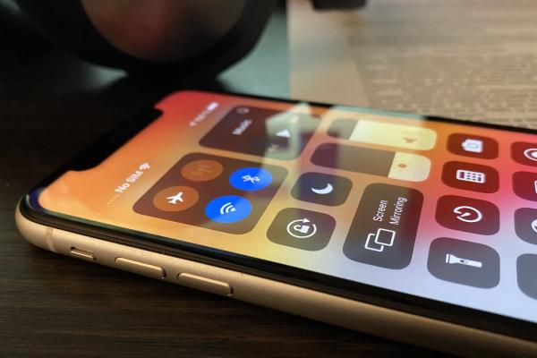 Apple iPhone 11: OS, UI, aplicaţii cu un iOS un pic mai util şi maleabil