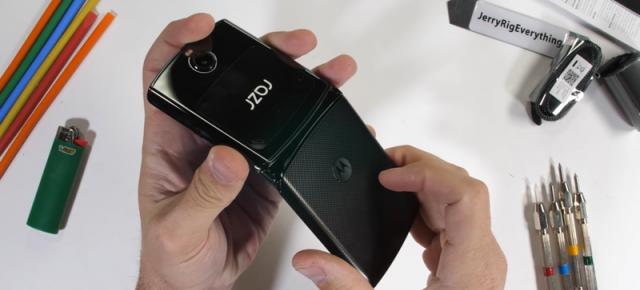 Cât de fragil e de fapt Moto RAZR 2019? JerryRigEverything taie la sânge! (Video)