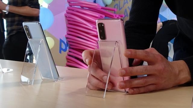 <b>Samsung Galaxy S20 Hands-On Review: cel mai mic telefon cu ecran de 120 Hz, cu cel mai performant procesor din 2020</b>Samsung a anunţat astăzi seria Galaxy S20, care include poate cele mai bine dotate telefoane din vreo tripletă de flagship-uri ale companiei din ultimii ani. Până şi mezinul familiei intitulat simplu Galaxy S20