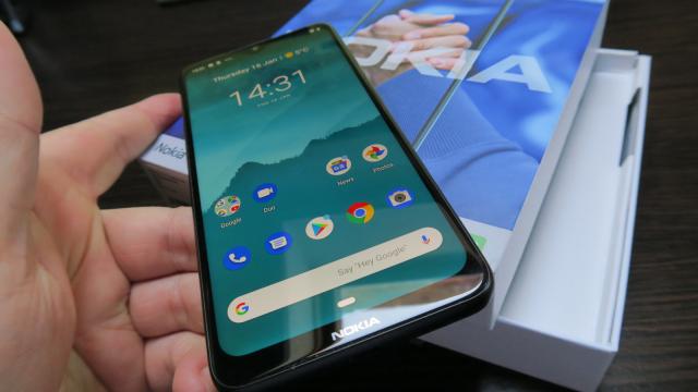 <b>Nokia 6.2: Design generic, lucios, o personalitate cu déjà vu</b>Nokia 6.2 este identic cu Nokia 7.2, că format şi dimensiuni. Singurul mod de a le deosebi este spatele, care e lucios pe Nokia 6.2 şi Frosted/mat pe Nokia 7.2. În rest avem sticlă în faţă şi spate şi între o rama din aluminiu combinat cu policarbonat.