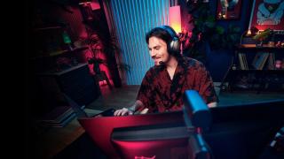 HyperX încearcă ceva diferit la Gamescom: căști open-back cu bass și un mouse wireless de doar 47 de grame