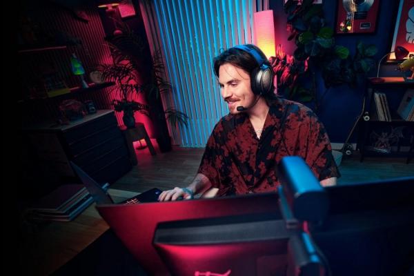 HyperX încearcă ceva diferit la Gamescom: căști open-back cu bass și un mouse wireless de doar 47 de grame
