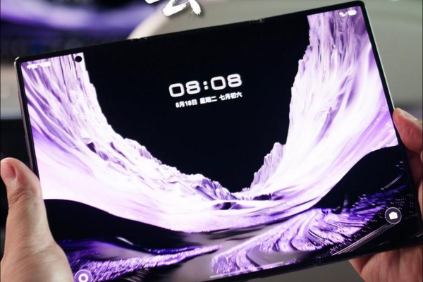 Huawei Mate XT 2 apare în mâna lui Richard Yu