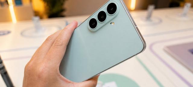 Am pus mâna pe Samsung Galaxy S26 FE la Berlin; Primul Galaxy cu Android 17 din fabrică