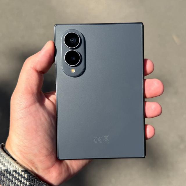 Samsung Galaxy Z Fold8 se vinde peste așteptări, cererea pune presiune pe producția cipului pentru ecran