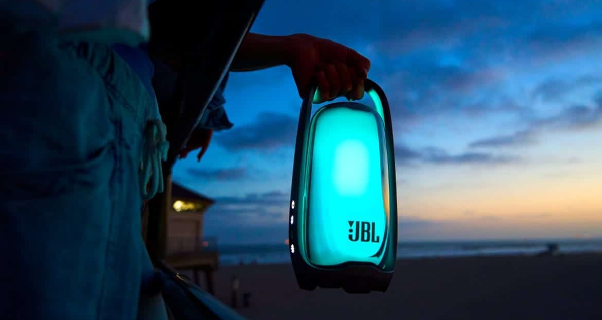 JBL Pulse 6 vrea să fie și boxă, și lampă de noptieră; Are 40 W RMS, Bluetooth 6.0, Auracast și autonomie de 12 ore