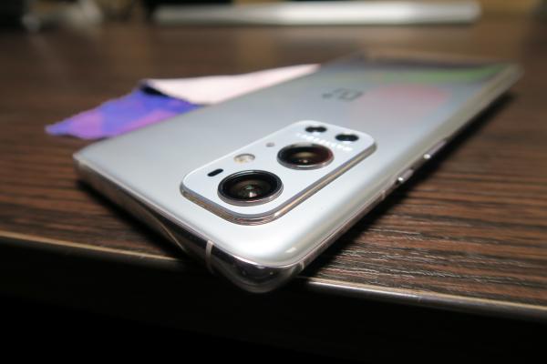 OnePlus 9 Pro Unboxing: Hasselblad, senzori noi Sony şi o lentilă ultrawide revoluţionară cresc cota OnePlus