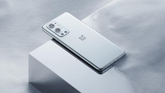 <b>Preț și disponibilitate OnePlus 9 Pro în România</b>Cel mai nou terminal flagship de pe piață este OnePlus 9 Pro și listarea sa de către retaileri vine la doar câteva momente de la încheierea evenimentului de presă la care am privit cu toții