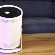 Review Samsung The Freestyle - Proiector portabil inteligent, multifuncțional, acum mai accesibil decât la debut