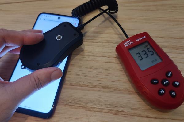 Luminozitate display Motorola Moto G32 și ecranul văzut la microscop