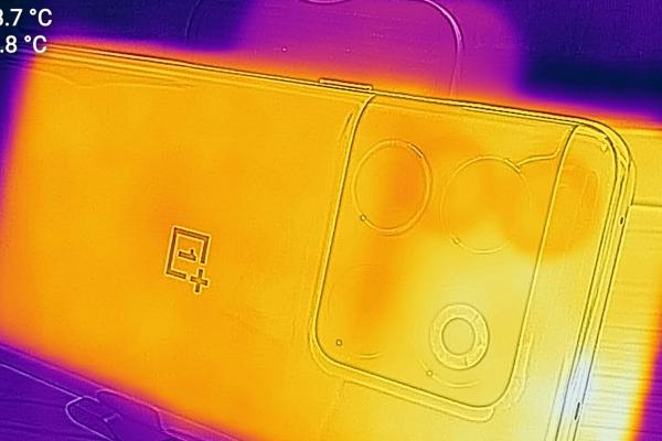 OnePlus 10T: Benchmark-uri fără rezultate notabile, dar temperatura bine ţinută sub control