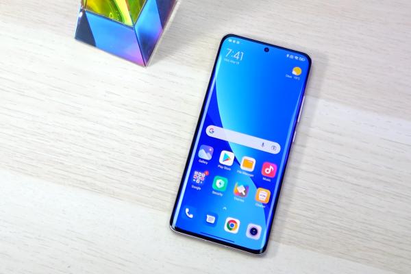 Xiaomi 12 primește actualizarea stabilă la Android 13 la nivel global; Vine și interfața MIUI 14!