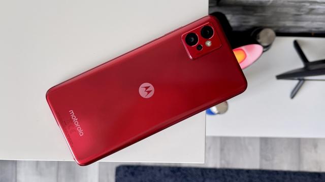 <b>Motorola Moto G32: Hardware cu procesor vedetă în lumea 4G, camera familiară</b>Motorola Moto G32 e pe acelaşi palier cu Honor Magic 4 Lite şi cu Redmi Note 11, dacă ne uităm la procesor, ecran, dotări în general. Mă uit şi spre predecesorii săi pentru a afla în ce măsură primim upgrade-uri sau cine ştie, downgrade-uri chiar. 