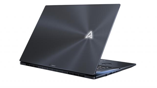 <b>CES 2023: Tehnologia 3D fără ochelari e iarăși cool pe laptopul ASUS VivoBook Pro 16X 3D OLED</b>Ciclicitatea tehnologiei se vede cel mai bine în aceste zile. Dacă Avatar a făcut 3D-ul cool în 2009, acum odată cu Avatar 2 grafica 3D revine în actualitate, iar ASUS spre exemplu ne propune un laptop OLED cu ecran 3D, ce nu necesită 