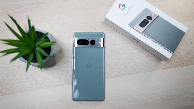 <b>Google Pixel 7 Pro: Design-ul cel mai plăcut din 2022</b>Probabil doar fanii înrăiţi Google îşi mai amintesc de Huawei Nexus 6P, unul dintre cele mai ciudate apariţii privind designul înapoi în 2015. Aici am văzut pentru prima oară acel modul pentru cameră alungit pe întreaga lăţime a telefonului