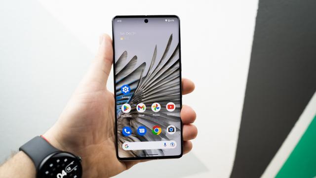 <b>Google Pixel 7 Pro: Display optim pentru gameri şi consumatori de Netflix</b>Aşa cum am spus şi în recenzia video, ecranul este superb! Este şi foarte luminos şi plăcut calibrat privind culorile. Unghiurile de vizualizare sunt largi şi avem şi refresh rate de 120 Hz pentru gameri. Pixelii de tip Pentile Matrix ai ecranului LTPO