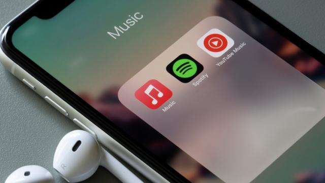 <b>Sondaj: YouTube Music depășește restul serviciilor de streaming de muzică, adunând ~50% dintre voturile membrilor Grupului Mobilissimo de pe Facebook</b>Serviciile de streaming audio au schimbat mult modul în care ascultăm muzică. Platforme precum Spotify, YouTube Music, Apple Music, Tidal sau Deezer ne oferă în doar câteva secunde accesul la milioane de melodii. Astfel, e mult mai ușor să îți salvezi