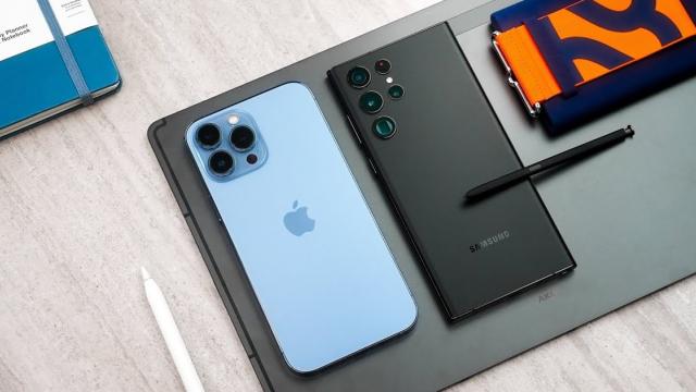 <b>Apple domină piața smartphone în ultimul trimestru din 2022, dar Samsung a vândut mai multe terminale anul trecut; Unde se situează ceilalți producători?</b>Canalys a revenit cu un nou studiu de piață care ne prezintă evoluția vânzărilor de smartphone-uri în 2022. Avem date reprezentative pentru al patrulea trimestru din anul 2022 (perioada octombrie - decembrie), dar și informații privind vânzările totale