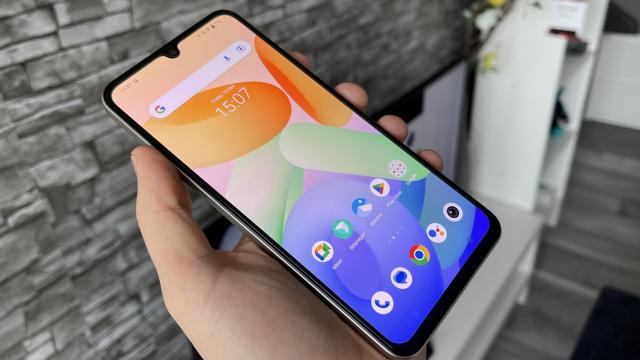 <b>vivo X80 Lite: Display AMOLED pregătit pentru binging, chiar şi la scară un pic mai mică</b>vivo X80 Lite dispune de un ecran AMOLED de 6.44 inch, cu rezoluţie de 2404 x 1080 pixeli, refresh rate de 90 Hz şi suport HDR10+. Are muchii destul de groase, breton picătură şi o protecţie din plastic aplicată pe ecran din fabrică. Am pornit nişte