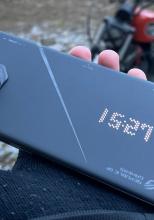 ASUS ROG Phone 8 Pro Unboxing: Cybertruck-ul telefoanelor de gaming are AI care te ajută în jocuri