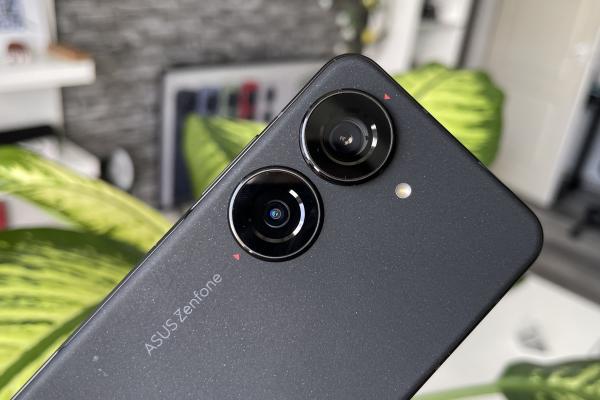 Android 14 ajunge de astăzi și pe smartphone-ul compact ASUS Zenfone 10