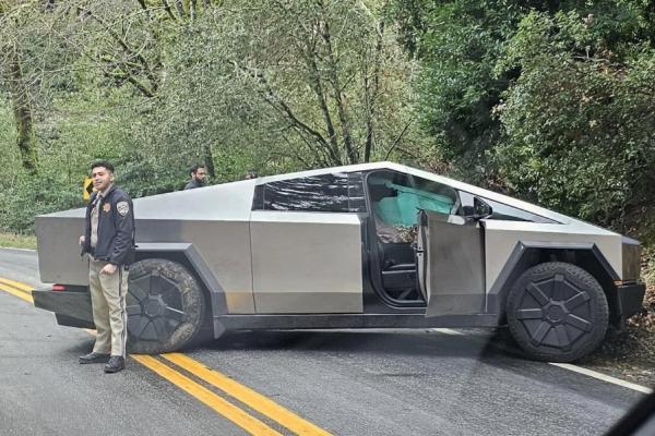Tesla Cybertruck e „testată” cu primul accident serios; Implică o Toyota Corolla zdrobită