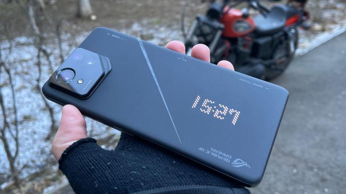 ASUS ROG Phone 8 Pro Unboxing: Cybertruck-ul telefoanelor de gaming are AI care te ajută în jocuri