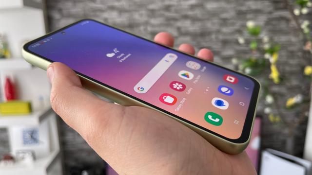 <b>Samsung Galaxy A55 are confirmat procesorul Exynos 1480 și soluția grafică Xclipse 530; Apare în GeekBench</b>Încă din această toamnă au început să apară în online detalii despre Samsung Galaxy A55, un viitor mid-range pe care îl așteptăm lansat cândva în primăvara anului 2024. Am aflat rând pe rând faptul că aduce procesor Exynos 1480 