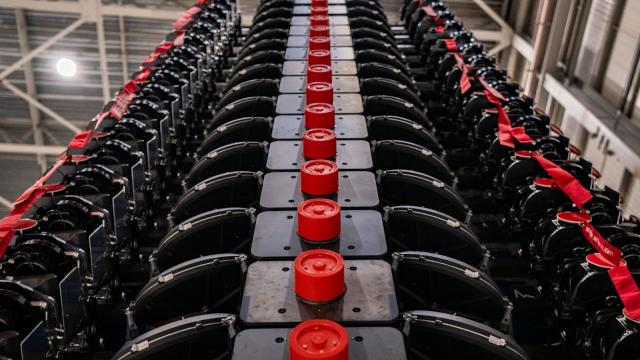 <b>Primii sateliţi Starlink care oferă servicii de telefonie mobilă au fost lansaţi pe orbită</b>Scriam în octombrie 2023 că SpaceX va lansa un serviciu de telefonie Starlink, iar acum lucrurile se mişcă. Pe 2 ianuarie 2023 SpaceX a lansat prima încărcătură de sateliţi care vor oferi servicii de telefonie
